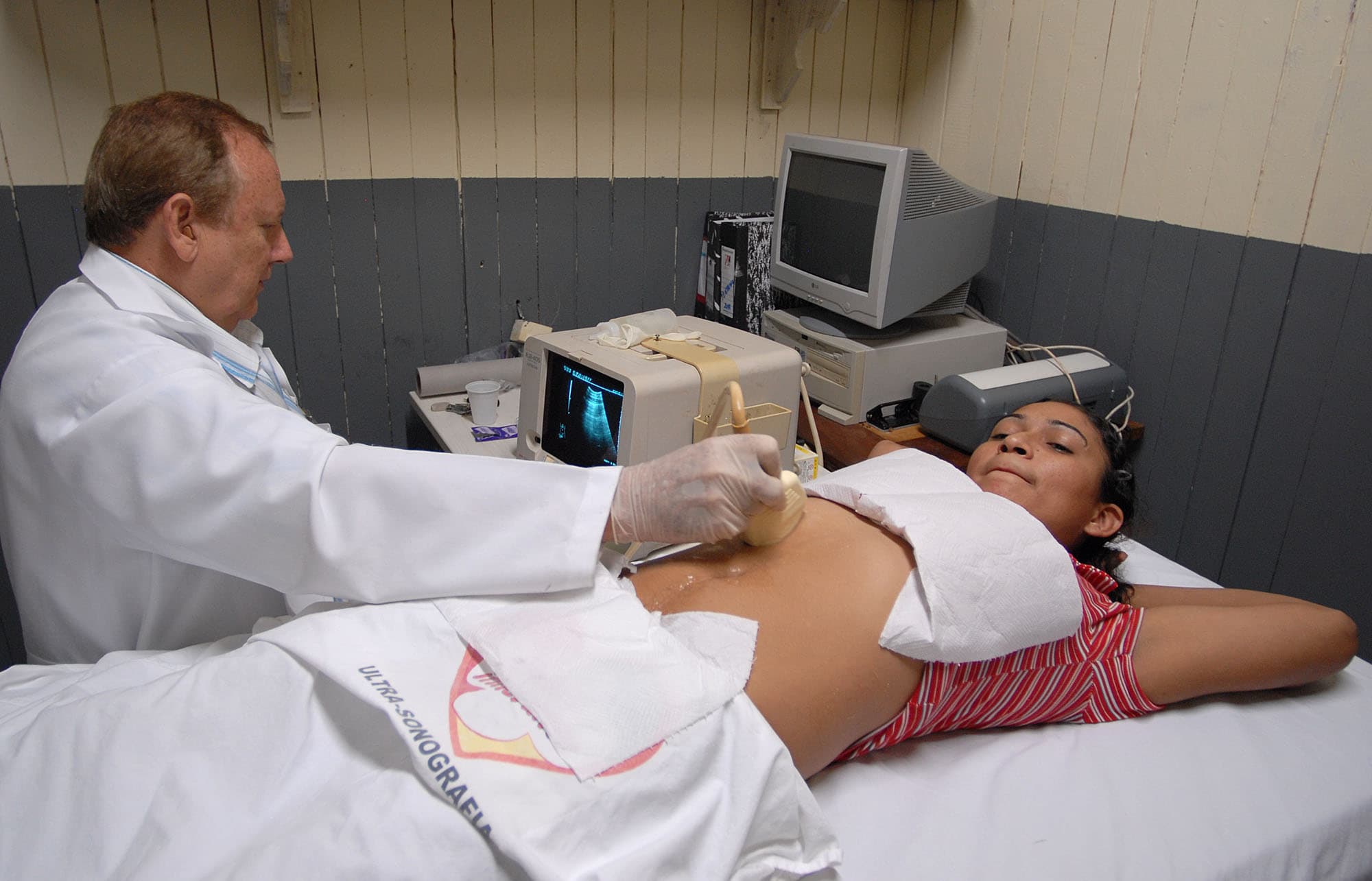 Clinical ultrasound examination with sonography equipment